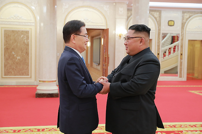지난 2018년 9월 김정은 북한 국무위원장을 만난 당시 대북 특사단 수석대표 정의용 청와대 국가안보실장. 청와대 제공