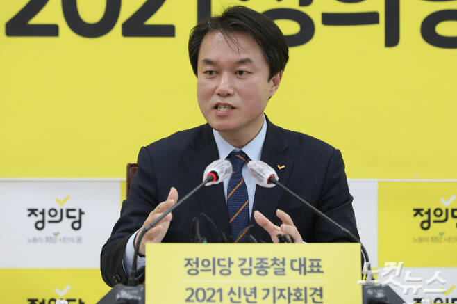 정의당 김종철 대표가 20일 국회에서 신년기자회견에서 취재진들의 질문에 답하고 있다. 윤창원 기자