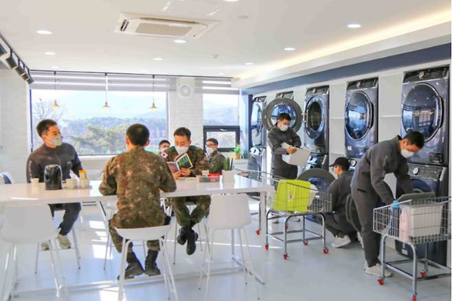 육군 51사단 장병들이 병영세탁방에서 세탁기와 건조기를 이용하고 있다. 한쪽에서는 세탁물 회수를 기다리는 장병들이 휴식을 취하고 있다. 국방부 제공