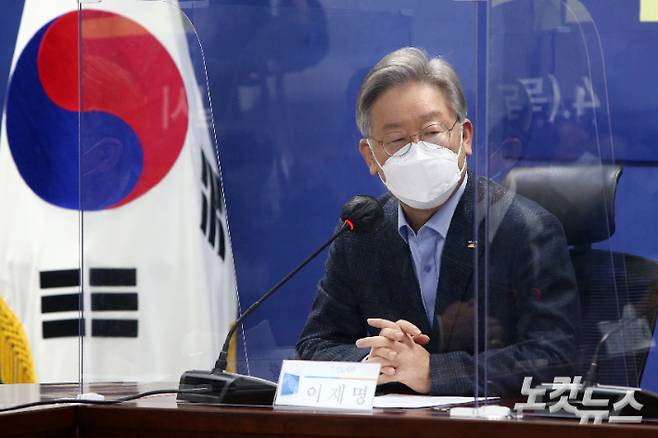 이재명 경기도지사가 14일 국회 의원회관에서 열린 군사시설 보호구역 해제 및 완화 당정협의에서 발언하고 있다. 윤창원 기자