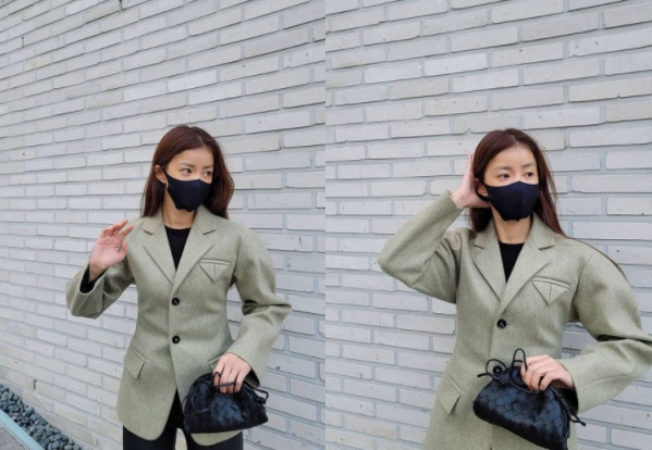 Actor Lee Si-young showed a fashion full of Spring sounds.Lee posted several photos on his 20th day with heart emoticons on his instagram.Lee Si-young in the public photo is wearing a green jacket and has already felt the atmosphere of Spring.Especially, due to the solid body made by exercise, it shows the perfect fit and enviousness, and the small face that is covered by the mask catches the eye.The netizens are responding to Wake is really small, Fashion is full Spring and clothes fit is really the best.Meanwhile, Lee Si-young recently appeared in the original series Sweet Home, which was released through Netflix, and made headlines by unveiling her cute son at MBCs entertainment Poem of Positive InterferenceLee Si-young SNS