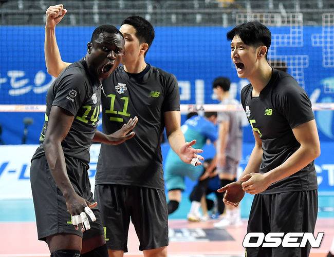 [OSEN=장충, 곽영래 기자] 현대캐피탈은 20일 서울 장충체육관에서 열린 ‘도드람 2020-2021 V-리그’ 남자부 우리카드와의 원정경기에서 세트 스코어 3-2(21-25, 17-25, 19-25, 18-25, 18-16)로 역전승을 거뒀다.5세트 현대캐피탈 문성민이 동료들과 기뻐하고 있다. /youngrae@osen.co.kr