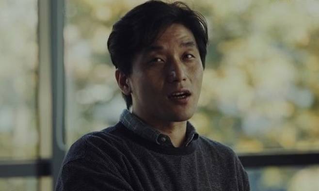 정윤석 작가가 ‘2020 올해의 작가’ 후보에 오른 자신의 작품 ‘내일’을 소개하는 모습. 올해의작가상 홈페이지 캡처