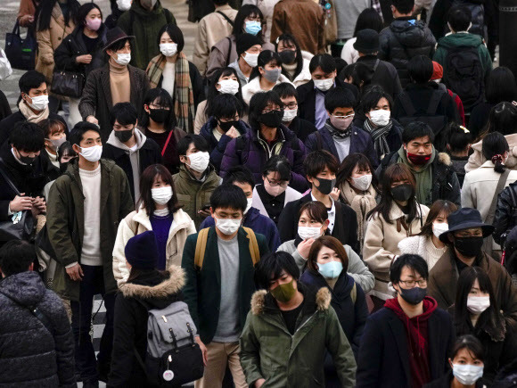 변종 바이러스가 나온 일본 - 일본 도쿄의 길거리에서 마스크를 쓴 시민들이 지나가고 있다. EPA 연합뉴스