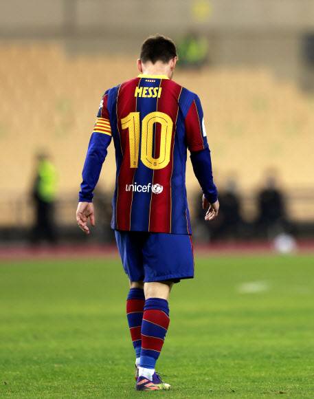 바르셀로나의 리오넬 메시가 18일 아틀레틱 빌바오와의 스페인 슈퍼컵 결승에서 레드 카드를 받은 뒤 그라운드를 떠나고 있다. 로이터 연합뉴스