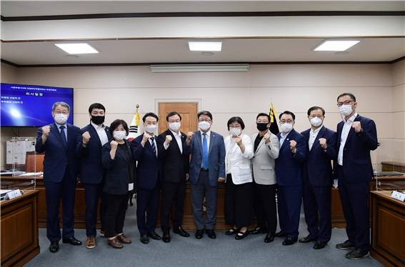 서울시의회 친일반민족행위청산 특별위원회 위원. 왼쪽부터 박순규, 송아량, 봉양순, 김정태, 박기열, 홍성룡, 최정순, 이광호, 최웅식, 유용, 양민규 위원.