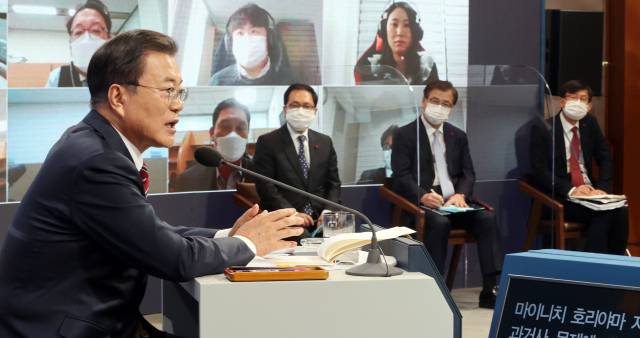 문재인 대통령이 18일 청와대 춘추관에서 열린 신년 기자회견에서 기자의 질문에 답하고 있다./연합뉴스