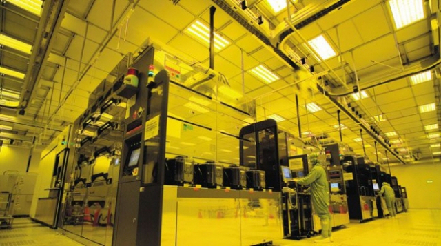글로벌 파운드리 1위 업체 TSMC의 대만 공장에서 직원들이 반도체를 생산하고 있다. /사진 제공=TSMC
