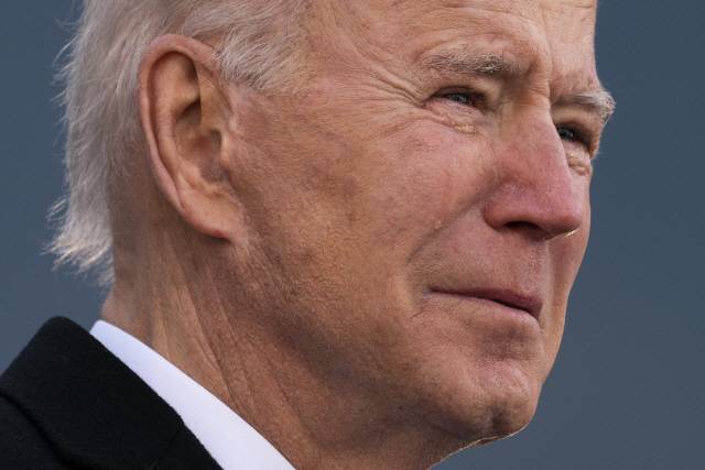 조 바이든 제46대 미국 대통령이 취임식을 하루 앞둔 19일(현지 시간) 워싱턴DC로 떠나기 직전 제2의 고향인 델라웨어주에서 고별 연설 도중 뇌암으로 먼저 세상을 떠난 장남 보를 언급하며 눈물을 흘리고 있다. 바이든은 20일 정오(한국 시각 21일 오전 2시)에 대통령 임기를 시작한다. /AP연합뉴스