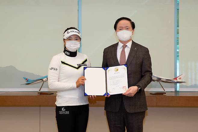 고진영이 19일 서울 강서구 대한항공 본사에서 열린 ‘엑설런스 프로그램’ 후원 협약식을 가진 뒤 우기홍 대한항공 사장과 기념촬영을 하고 있다.세마스포츠마케팅 제공