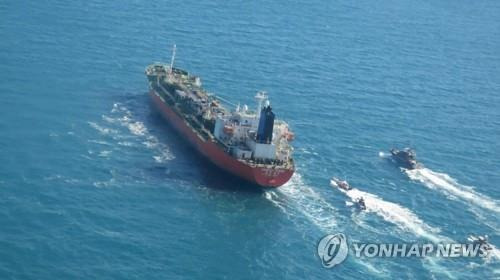 이란 혁명수비대 함정들에 나포되는 화학 운반선 '한국케미' (테헤란 AP=연합뉴스) 한국 국적의 화학 운반선 '한국케미'가 지난 4일(현지시간) 걸프 해역에서 이란 혁명수비대 소속 함정들에 의해 나포되고 있는 모습. 이란 국영 TV는 혁명수비대가 호르무즈해협에서 환경 오염 유발을 이유로 '한국케미'를 나포했다고 보도했다. [타스님 통신 제공]      jsmoon@yna.co.kr