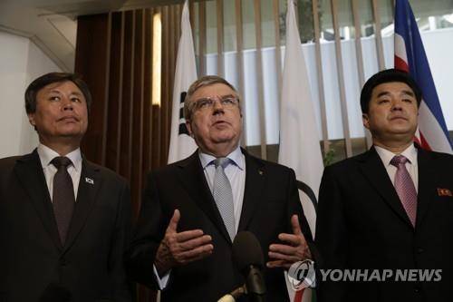 2019년 IOC에서 2032 남북 하계올림픽 공동 유치 논의 왼쪽부터 도종환 당시 문화체육관광부 장관, 토마스 바흐 IOC 위원장, 김일국 당시 북한 체육상 [EPA=연합뉴스 자료사진]