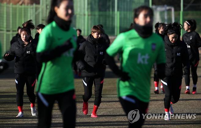 여자축구 대표팀, 강진에서 담금질 (강진=연합뉴스) 조남수 기자 = 대한민국 여자 축구대표팀 선수들이 도쿄올림픽 여자축구 최종예선 중국과의 플레이오프를 앞두고 19일 전남 강진종합운동장 내 영랑구장에서 달리기로 몸을 풀고 있다. 2021.1.19 iso64@yna.co.kr