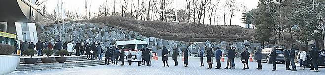 구리시 직원 전수 검사 (구리=연합뉴스) 경기 구리시가 20일 직원 1명이 신종 코로나바이러스 감염증(코로나19) 확진 판정을 받자 전 직원을 대상으로 진단 검사를 진행하고 있다. 2021.1.20 [구리시 제공. 재판매 및 DB 금지]