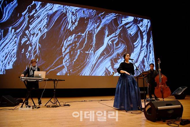 ‘2020 공연예술창작산실-올해의 신작’ 전통예술 부문 선정작인 신노이의 ‘신 심방곡’ 쇼케이스 장면(사진=한국문화예술위원회).