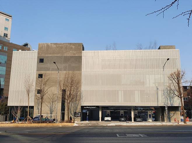 21일 SK네트웍스가 서울 길동에 문을 연 미래형 라이프스타일 충전소 ‘길동 채움’ 외관. (사진=SK네트웍스)