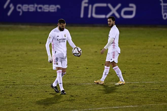 레알 마드리드의 카림 벤제마(왼쪽)와 에당 아자르가 3부리그 팀 알코야노에게 패한 뒤 고개를 숙인 채 경기장을 떠나고 있다. 사진=AP PHOTO