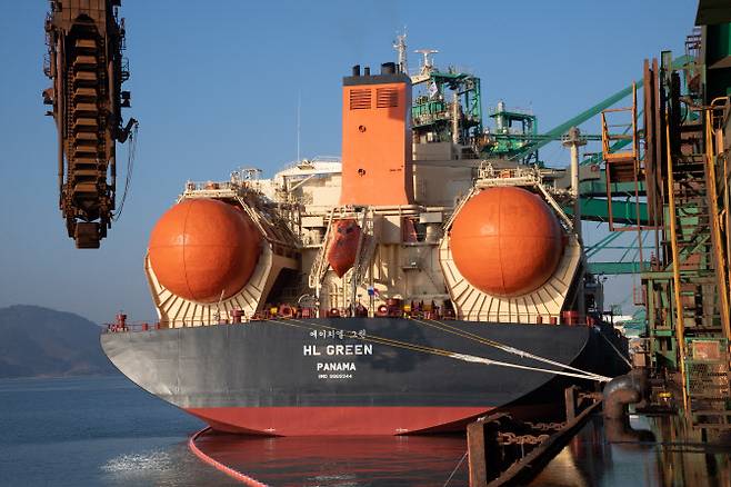 ▲포스코 원료 수송 전담하는 세계 최초 친환경 LNG 추진 벌크 외항선.  노란색 구조물이 감싸고 있는 타원형의 탱크가 포스코9%니켈강이 최초로 적용된 LNG연료탱크. (사진=포스코)