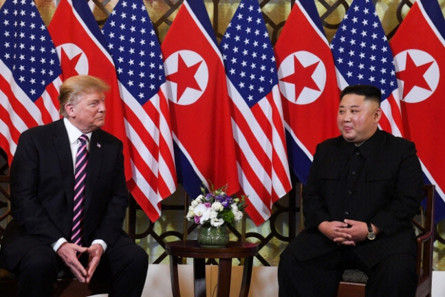△2019년 2월 27일 베트남 하노이에서 도널드 트럼프 미국 대통령과 김정은 북한 국무위원장이 대화를 하고 있다. [사진=AFP제공]