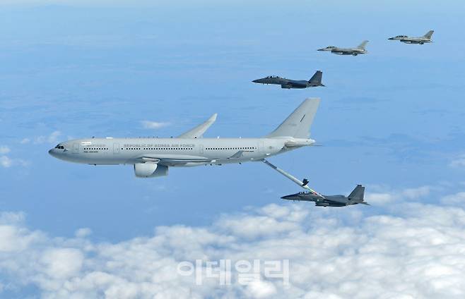 공군이 도입한 공중급유기 ‘KC-330’의 전투기 공중 급유 모습 (사진= 공군)