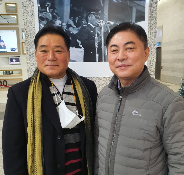 올림픽 금메달 한명우와 송전헌 전KBC 스포츠 방송국 부사장 (우측)