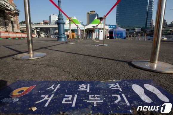 코로나19가 이틀째 400명 초반을 기록했다. 사진은 서울 중구 서울역광장에 마련된 임시선별검사소 모습. /사진=뉴스1