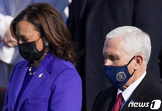 조 바이든 미국 대통령 취임식이 20일(현지시간) 열린 가운데, 카멀라 해리스 부통령과 마이크 펜스 전 부통령이 나란히 서있다. © 로이터=뉴스1 © News1 박재우 기자