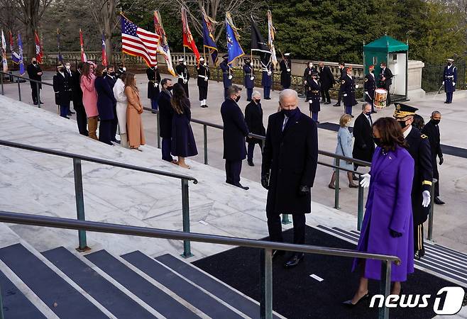 알링턴 국립묘지를 방문한 조 바이든 미국 대통령과 해리스 부통령. © 로이터=뉴스1