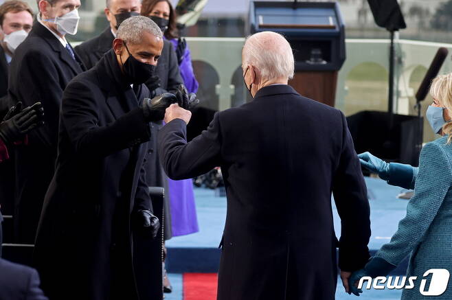 버락 오바마 전 대통령과 조 바이든 대통령이 주먹 인사를 나누고 있다. © 로이터=뉴스1