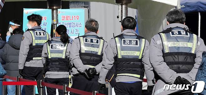 2일 서울역 앞에 마련된 신종 코로나바이러스 감염증(코로나19) 임시선별검사소를 찾은 경찰들이 검사를 받기 위해 줄을 서고 있다. 2021.1.2/뉴스1 © News1 박지혜 기자