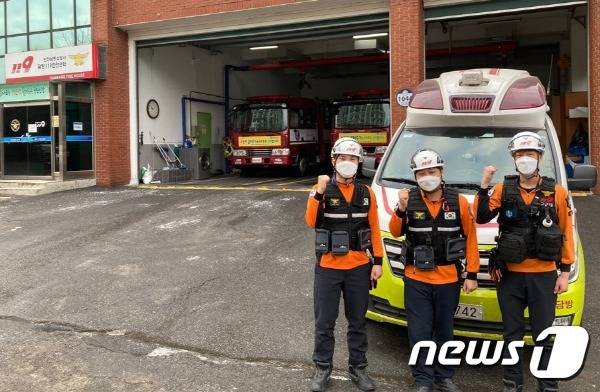 출산을 도운 담방119안전센터 강동욱, 최창식, 강종국 대원(인천남동소방서 제공)2021.1.21/뉴스1 © News1 박아론 기자