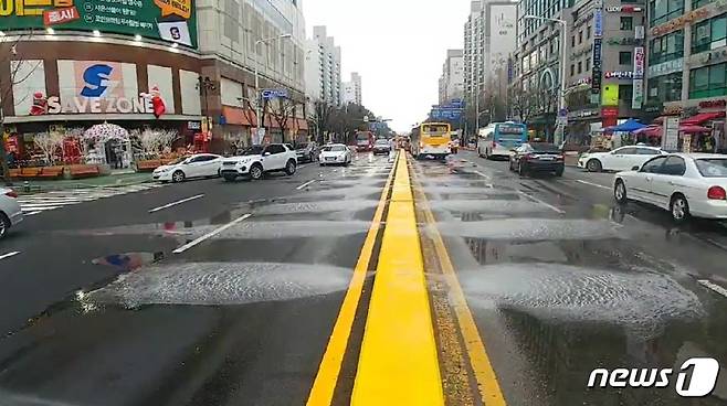 고양시가 기후변화에 대응해 화정로에 설치한 ‘쿨링&클린로드’ /사진제공=고양시청 © 뉴스1