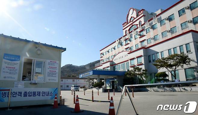 전북 순창군 순창요양병원에서 신종 코로나바이러스 감염증(코로나19) 확진자가 속출하고 있는 19일 순창요양병원 출입이 통제되고 있다 있다. 2020.12.19 /뉴스1 © News1 유경석 기자