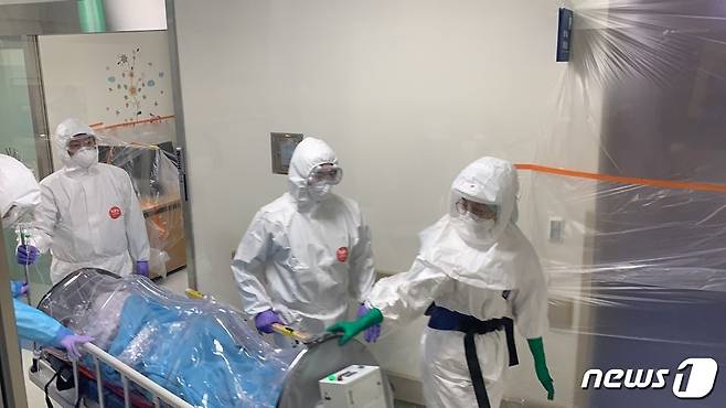 지난 8일 제주대학교병원 의료진들이 코로나19 확진 산모의 분만 수술을 준비하고 있다.(제주대학교병원 제공)2021.1.21 /뉴스1© News1