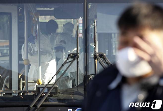 21일 오전 울산시 울주군 율리공영차고지에 마련된 임시 선별진료소에서 의료진들이 시내버스 운전직 종사자들에 대한 신종 코로나바이러스 감염증(코로나19) 무료 검사를 진행하기 위해 방호복을 착용하며 준비하고 있다. 2021.1.21/뉴스1 © News1 윤일지 기자