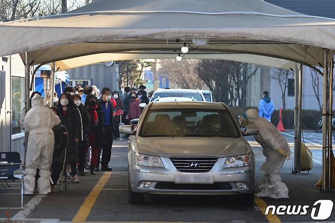 21일 경북 포항시 남구 보건소 선별진료소에서 지역민들이 신종코로나 바이러스 감염증(코로나19)검체 검사를 받기 위해 줄을 서서 기다리고 있다. 지난 20일에는 남구 오천읍에 있는 스포츠센터와 남.북구 목욕탕을 이용한 시민이 확진 판정을 받았다. 이날 현재 포항지역 누적 확진자는 355명으로 늘어났다. 2021.1.21 /뉴스1 © News1 최창호 기자