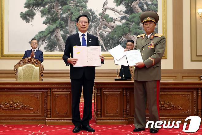 2018년 9월19일 평양 백화원 영빈관에서 문재인 대통령과 김정은 북한 국무위원장이 지켜보는 가운데 송영무 국방부 장관과 노광철 북한 인민무력상이 판문점 선언 이행을 위한 군사분야 합의문에 서명한 뒤 교환하고 있다. 2018.9.19/뉴스1 © News1 평양사진공동취재단