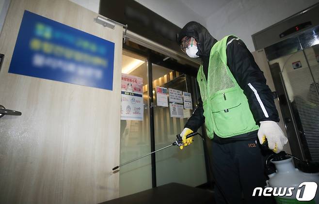 지난해 2월25일 신종 코로나바이러스 감염증(코로나19) 울산 네번째 확진자가 다녀간 것으로 확인된 울산시 중구 반구동 한 내과의원에서 중구보건소 관계자들이 방역작업을 하고 있다. . 2020.2.25 /뉴스1 © News1 윤일지 기자