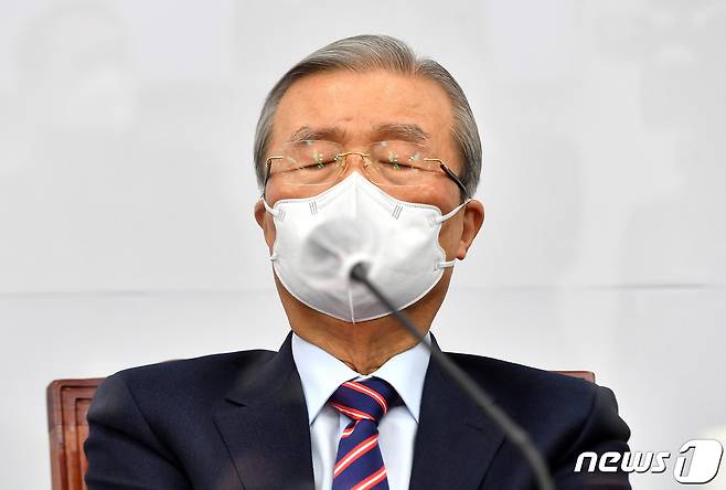 김종인 국민의힘 비상대책위원장이 21일 오전 서울 여의도 국회에서 열린 비상대책위원회의에서 눈을 감고 생각에 잠겨 있다. 2021.1.21/뉴스1 © News1 박세연 기자