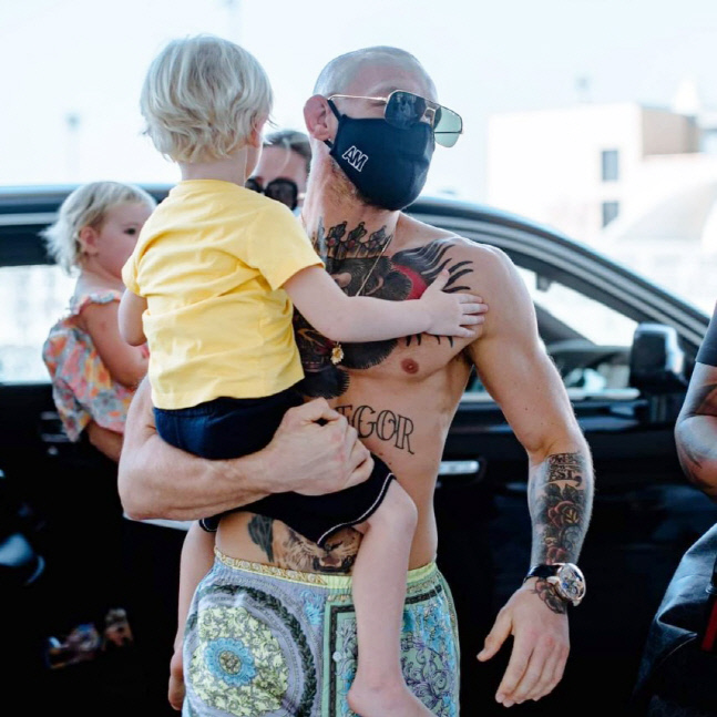 코너 맥그리거가 아들을 안고 아랍에미리트에 입국하고 있다. 사진출처 | UFC SNS