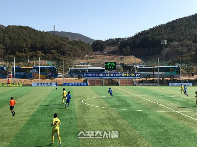 청주대와 문경대의 바다의 땅 통영 KBS N 제17회 1, 2학년대학축구대회 예선 1일차 경기 모습. 제공 | 대학축구연맹