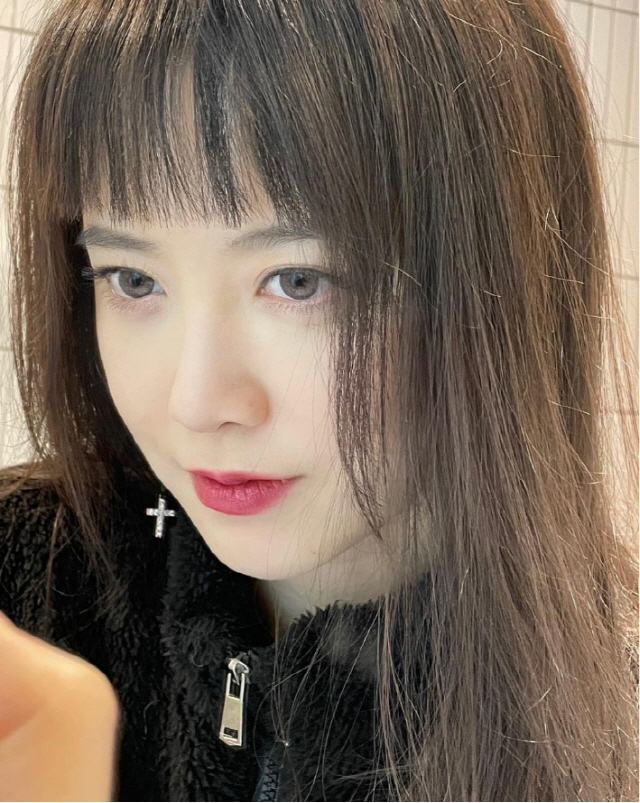 Ku Hye-sun posted a recent photo on his Instagram on the 21st.Inside the picture is a picture of Ku Hye-sun filming Selfie; Ku Hye-sun, who boasts beautiful looks as a super-close selfie.The red Lipstick further accentuated Ku Hye-suns white skin, with a clear eyeball admiring the dark double eyelids.Adding a light smile here made the beautiful beautiful look more brilliant.Ku Hye-sun said, I am a mincho. I am a man. I am a chicken. I like the eyes of the brush.On the other hand, Ku Hye-sun recently released daily life through Kakao TV Face ID.