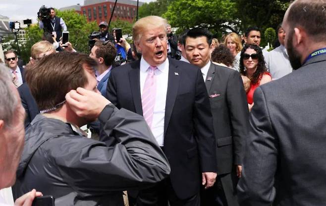 한국계 경호총괄 데이비드 조씨가 도널드 트럼프 대통령 재임 당시 경호를 수행하고 있는 모습. /트위터