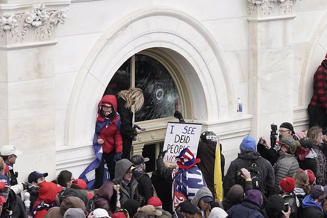 트럼프 전 미국 대통령의 지지 시위대가 지난 6일 워싱턴DC 의회 의사당에 난입하고 있다. /UPI 연합뉴스