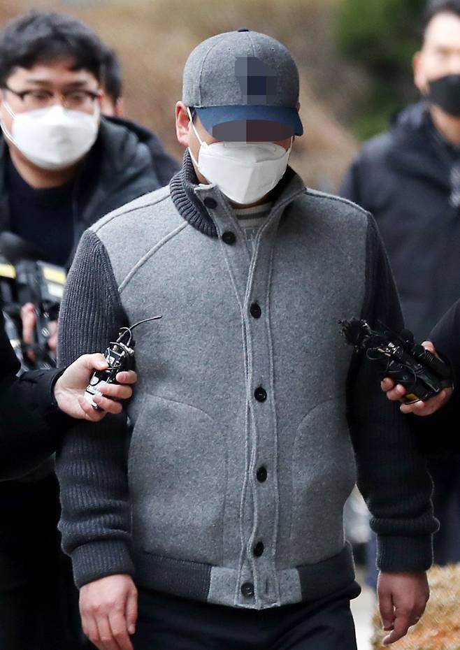 경기 김포 한 아파트 출입구에서 미등록된 지인의 차량을 막았다며 경비원 2명을 폭행한 30대 입주민 A씨가 21일 오전 구속 전 피의자 심문(영장실질심사)을 받기 위해 경기도 부천시 상동 인천지방법원 부천지원 청사로 들어서고 있다. /연합뉴스