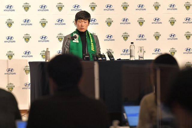 21일 박지성이 경기 일산 현대모터스튜디오에서 열린 '어드바이저 위촉 기자회견'에서 질문을 듣고 있다. /전북 현대
