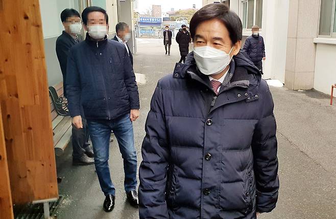 공직선거법 위반 혐의로 기소된 이용호 무소속 의원이 21일 오후 전주지법 남원지원에서 열리는 선고 공판에 출석하기 위해 법정으로 향하고 있다./연합뉴스