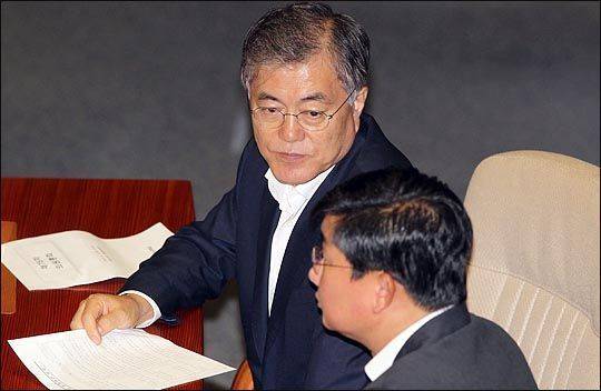 2015년 8월 문재인 새정치민주연합 대표와 전해철 의원이 국회 본회의에서 대화를 나누고 있다. ⓒ데일리안 박항구 기자