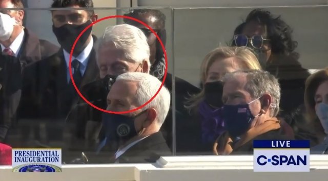빌 클린턴 전 대통령이 취임식 도중 눈을 감고 잠든 모습. C-SPAN 유튜브 캡처