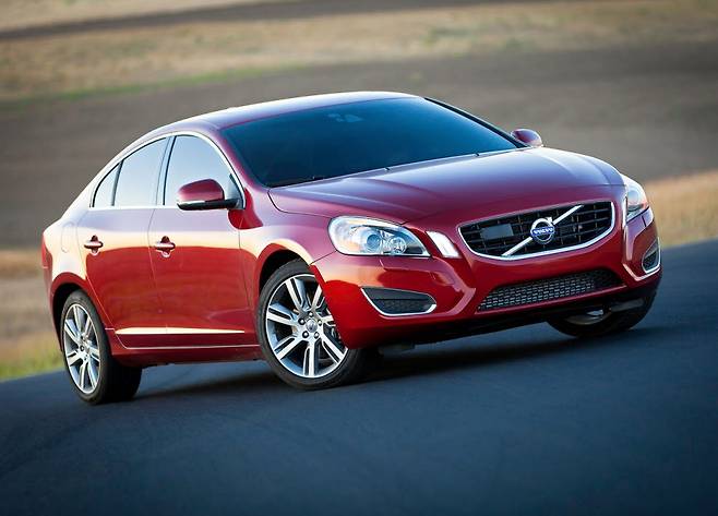 2010년 등장한 볼보 S60 2세대 모델.
